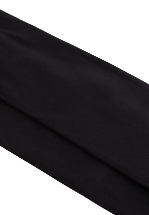 Čierna tkanina s hladkou textúrou, prehnutá diagonálne na bielom pozadí.