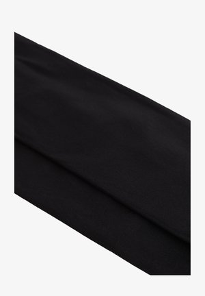 Čierna tkanina s hladkou textúrou, prehnutá diagonálne na bielom pozadí.