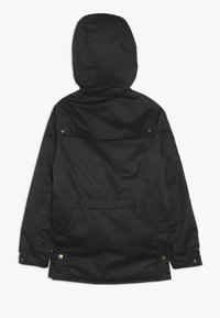 Czarna wodoodporna kurtka z kapturem, z zapięciem na zamek i guziki, przednimi kieszeniami oraz ściągniętą talią dla dopasowanego wyglądu.