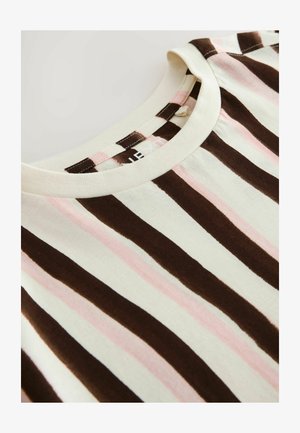 Tricou cu decolteu rotund, cu dungi orizontale în culorile maro, roz și alb, evidențiind textura materialului și detaliile cusăturii lângă guler.