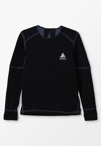 Zwarte langemouwen shirt met blauwe stiksels, Odlo-logo op de borst, ronde halslijn en getailleerd ontwerp, gemaakt van een rekbare stof.
