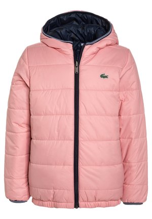 Lyserød quiltet hættejakke med sort lynlås og grønt krokodillelogo på brystet, marineblå indvendig foring og stribede manchetter.