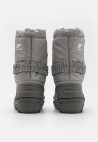 Graue gepolsterte Winterstiefel mit elastischen Bündchen, Gummisohlen und einem kleinen Logodetail. Das Design bietet eine enge Passform für Wärme.