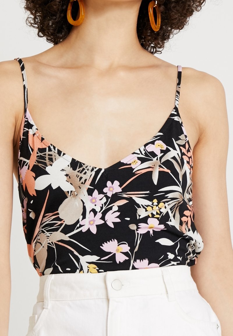 Czarny top na ramiączkach z kwiatowym wzorem, z cienkimi ramiączkami, na ciemnym tle w różowe, pomarańczowe i białe kwiaty; gładka tkanina i dekolt w serek.