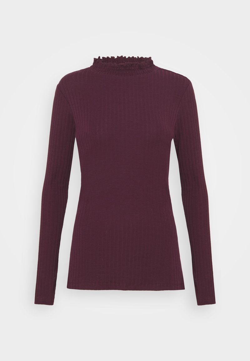 Pull prune à manches longues, côtelé, avec un col montant à volants, une silhouette ajustée et une texture tricotée lisse.