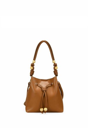 Bolso tipo cubo de cuero marrón con correa de hombro ajustable, cierre con cordón y detalles de cuentas de madera en las asas y los extremos.