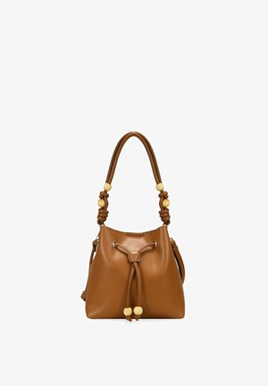 Bolso tipo cubo de cuero marrón con correa de hombro ajustable, cierre con cordón y detalles de cuentas de madera en las asas y los extremos.