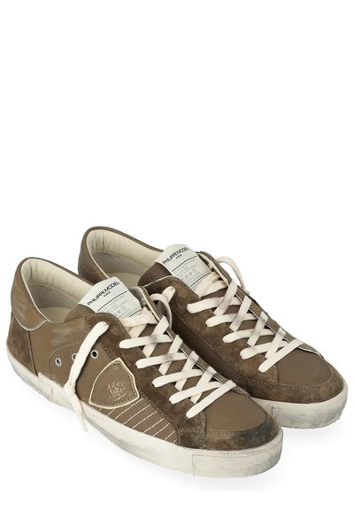 Bruine sneakers met een combinatie van glad leder en gestructureerde suede. Crème veters en voering, met witte rubberen zolen en gestikte details.