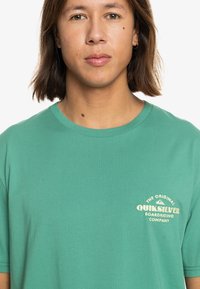 Quiksilver TRADESMITH - POUR - Triko s potiskem - gmp