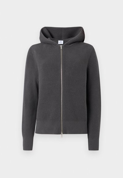 Sweat à capuche zippé en maille gris foncé avec manches longues et poignets côtelés, présenté sur un fond clair uni.