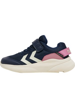Baskets de sport bleu marine avec tige en mesh, motif en chevron blanc, accents roses et une sangle Velcro. Semelle en caoutchouc texturée pour une bonne adhérence.