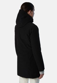 Cappotto impermeabile nero con collo alto e cappuccio, taglio dritto e polsini a coste sulle maniche. Texture liscia, design minimalista.