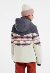 Veste isolée colorée avec un design en tissu mixte. Présente un dos à motifs en rose, crème et noir avec une capuche grise et un bonnet côtelé.