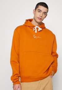 Karl Kani SMALL SIGNATURE HOODIE UNISEX - Camisola - cognac