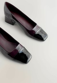 Läikivad mustad ja lillad lakknahast plokkninaga kingad ruudukujulise varbaga. Sujuv tekstuur, minimalistlik disain ja pehme sisetald.