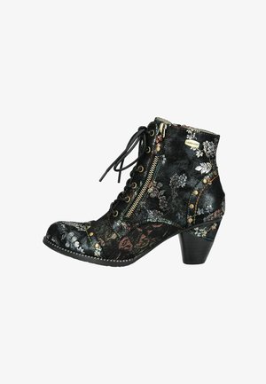 Schwarze Knöchelstiefel mit floralem Muster, Schnürung und seitlichem Reißverschluss, strukturiertem Material, kontrastierender Naht und einer modesten Absatzsohle.