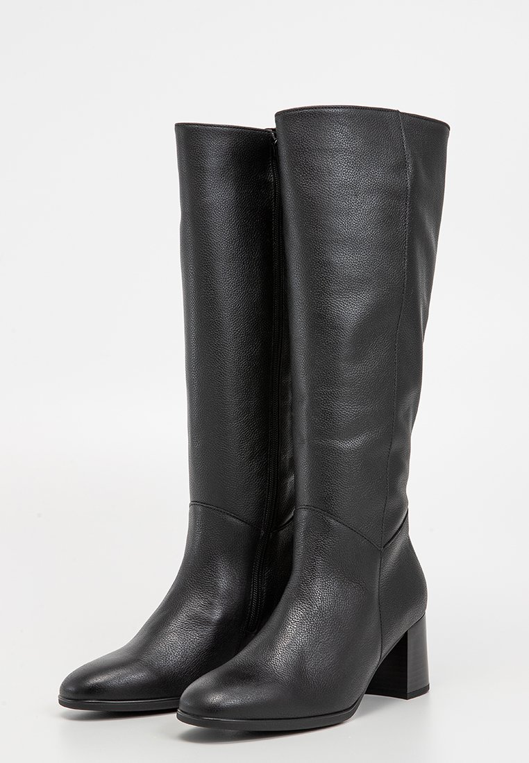 Schwarze Lederstiefel bis zur Mitte der Wade mit Blockabsätzen und seitlichen Reißverschlüssen, die ein glattes, leicht strukturiertes Finish aufweisen.