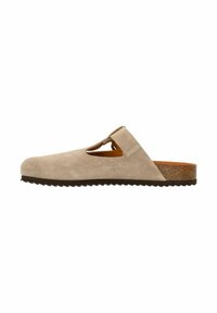 Beige suède klomp met een uitsnijdontwerp en verstelbare band. Heeft een gestructureerde bruine zool voor grip en een kurken accent op de hak.