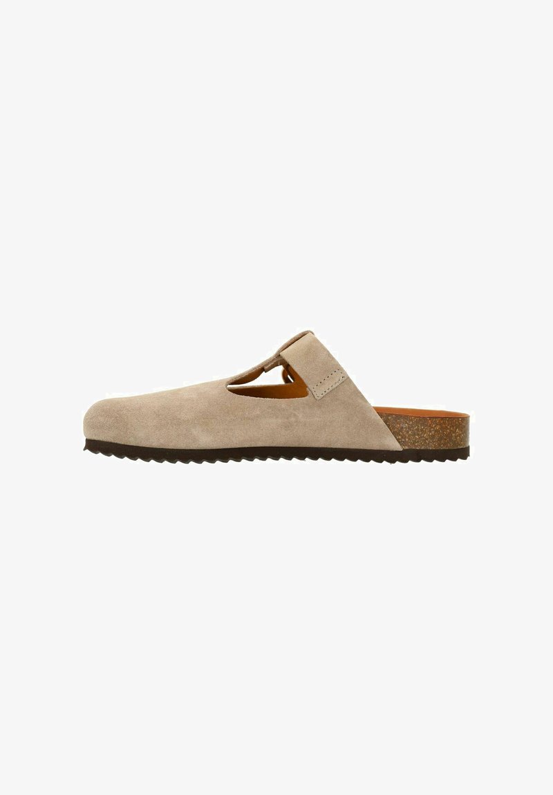 Sabot en suède beige avec un design découpé et une sangle ajustable. Caractérisé par une semelle brune texturée pour une meilleure adhérence et un accent en liège sur le talon.