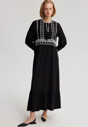 TEXTURED WITH EMBROIDERY DETAIL - Maxi-jurk - black