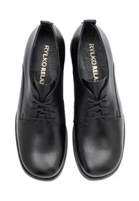 Pantofi din piele neagră cu vârf rotund, design simplu cu șireturi, textură netedă și căptușeală interioară moale. Brandul este prezent pe talpa interioară.