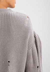 Won Hundred Trui - silver-coloured