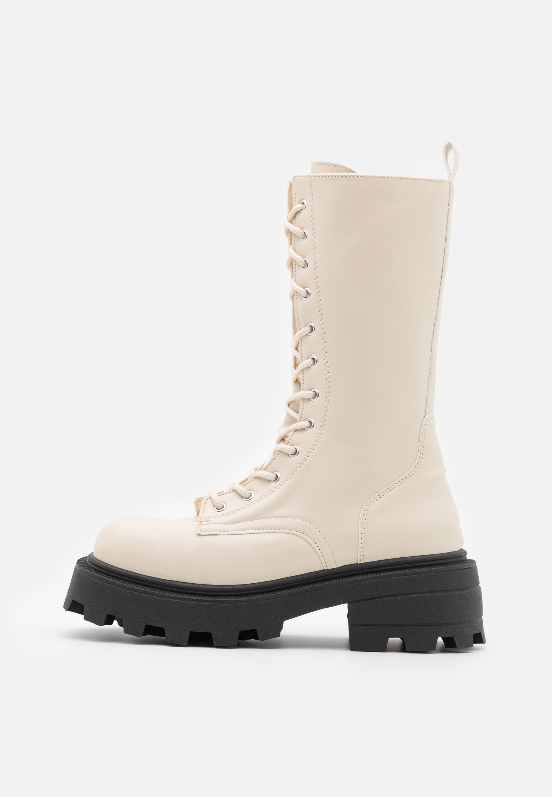 bottes avec lacets arrière