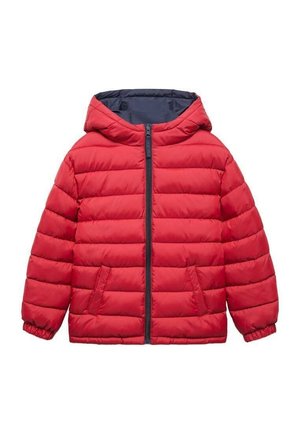 Doudoune matelassée rouge avec capuche, fermeture éclair à l'avant, deux poches avant et poignets élastiques, présentée sur fond blanc.