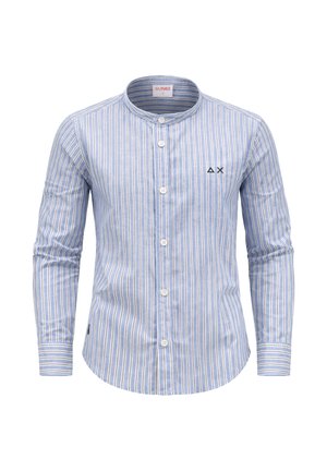 Camicia a maniche lunghe azzurro chiaro con righe verticali bianche, colletto alla coreana, bottoni bianchi e piccolo logo nero sul petto a sinistra.