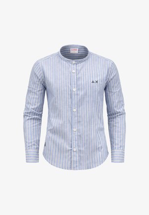 Camicia a maniche lunghe azzurro chiaro con righe verticali bianche, colletto alla coreana, bottoni bianchi e piccolo logo nero sul petto a sinistra.