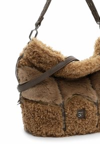 Brūns mākslīgās kažokādas rokassoma ar teksturētu virsmu, akcentēta ar tumšu ādas siksnu un sudraba metāla detaļu. Kompakta un apskāviena forma.