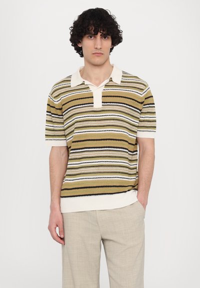 Polo in maglia con righe orizzontali in verde oliva, beige e nero. Presenta un colletto a contrasto e maniche corte. Tessuto testurizzato.