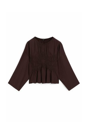 Bruine, cropped blouse met lange mouwen, met smockdetail aan de voorkant en een ronde halslijn. Zachte stof met een gladde textuur.