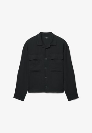 Czarna koszula z długim rękawem wykonana z lekkiego materiału. Posiada prosty krój, dwie kieszenie na piersi, zapięcie na guziki oraz klasyczny kołnierzyk.