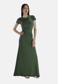 Maxikleid in Olivgrün mit kurzen Ärmeln, figurbetontem Oberteil und ausgestelltem Rock. Hergestellt aus glattem Stoff mit minimaler Struktur.