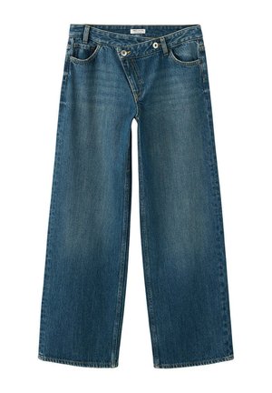 Jean en denim bleu à jambes larges avec taille asymétrique boutonnée et poches avant, présenté sur fond blanc.