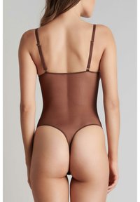 Bodysuit marron en tissu transparent, doté de bretelles fines ajustables, d'un design à jambe haute et d'une couverture minimale à l'arrière.