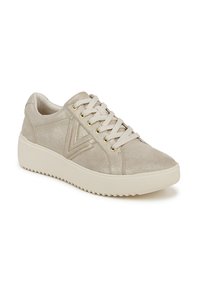 Sneaker aus hellbeigem strukturiertem Material mit metallischem Glanz, ausgestattet mit einer weißen Gummisohle, flachen Schnürsenkeln und goldenen Hardware-Akzenten.