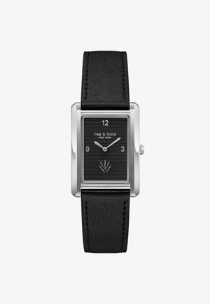 Ceas dreptunghiular argintiu cu curea neagră texturată din piele, cadran negru, ace argintii, cifrele 12, 3, 9 și inscripția „rag & bone New York” pe față.