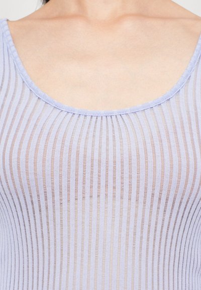 Débardeur lilas clair avec de fines rayures verticales, un col arrondi et un tissu transparent à la texture lisse.