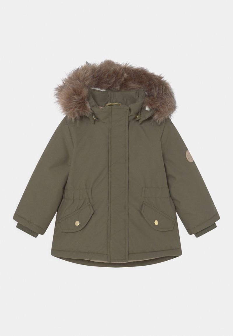 Manteau d'hiver pour enfants de couleur vert olive avec une garniture en fausse fourrure sur la capuche, deux poches avant à rabat avec boutons dorés, et des manches longues avec poignets côtelés.