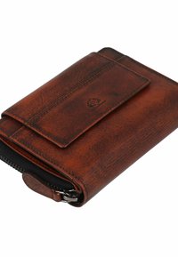 Cartera de cuero marrón con acabado texturizado, que presenta un cierre con solapa y un compartimento con cremallera. Logo sutil grabado en la parte delantera.