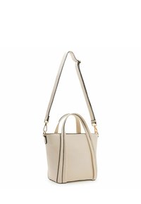 Borsa a mano in pelle crema, design strutturato con hardware dorato, doppi manici corti e una tracolla rimovibile con bordo nero.
