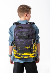 Zaino con un design astratto viola e giallo, realizzato in tessuto resistente, dotato di spallacci regolabili e più scomparti.