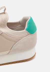 Calvin Klein Jeans RUNNER SOCK LACEUP - Baskets basses - eggshell/bahama green