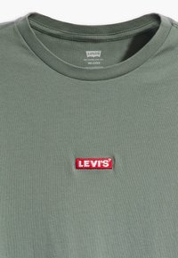 Levi's® RELAXED BABY TAB - Základné tričko - fir