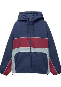 Veste à capuche bleu marine avec des rayures horizontales bordeaux et bleu clair, dotée d'une fermeture éclair à l'avant et de poches latérales. Tissu texturé, coupe décontractée.
