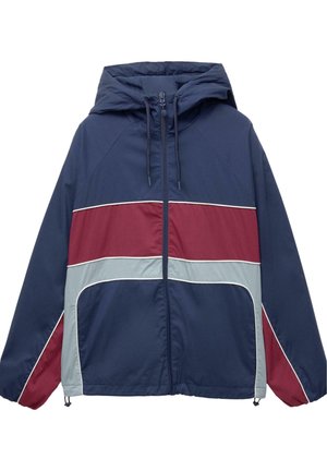 Veste à capuche bleu marine avec des rayures horizontales bordeaux et bleu clair, dotée d'une fermeture éclair à l'avant et de poches latérales. Tissu texturé, coupe décontractée.