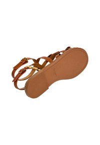 Sandalo in pelle marrone con molteplici cinturini e fibbie dorate, con suola testurizzata e piccoli borchietti metallici lungo i bordi.