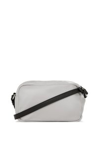 Obdélníková světle šedá crossbody taška s hladkým povrchem a nastavitelným tenkým černým popruhem na bílém pozadí.
